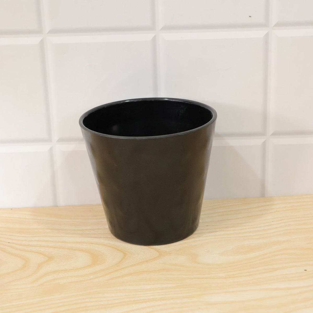 Decorative Round Plastic Flower Pot For Indoor And Outdoor Plants And Home Decor